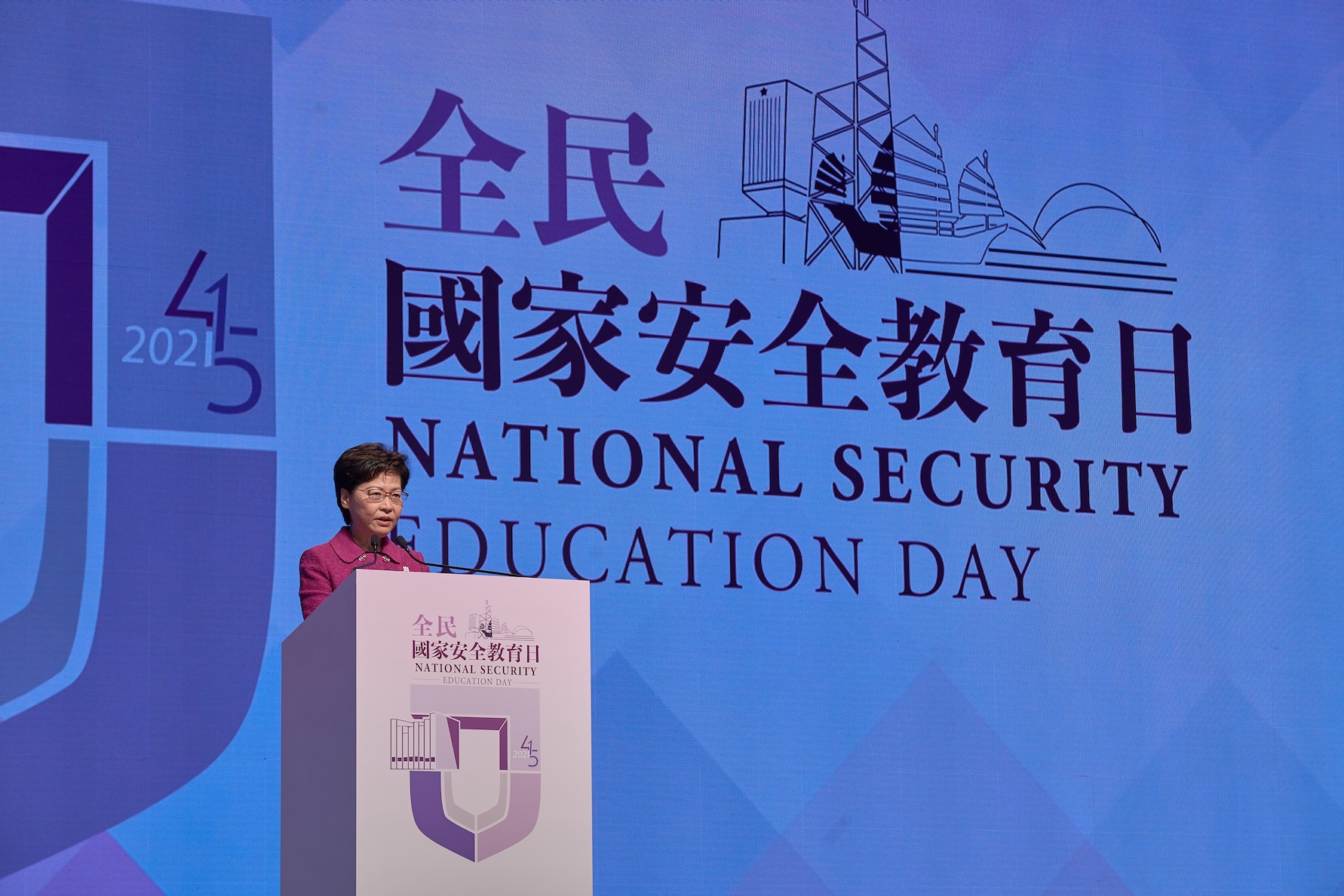 Ms. Lam Cheng Yuet-ngor gave a speech on stage